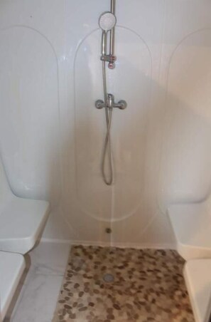 Tina de hidromasaje, secadora de cabello, toallas, papel de baño 