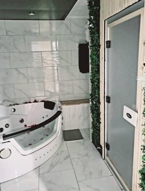 Jetted bath, hair dryer, towels, toilet paper - Cosy House Roissy- CDG Parc Astérix (Louvres)