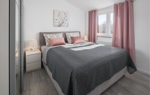 2 bedrooms, travel crib, free WiFi, bed sheets - 2 bedroom lovely apartment in Nova Vas (Nova Vas)