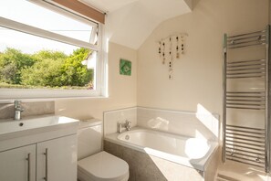 Séchoir à cheveux, serviettes fournies, savon, shampooing