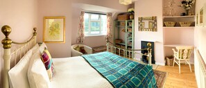3 slaapkamers, een strijkplank/strijkijzer, wifi, beddengoed