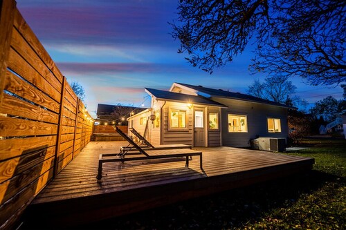 Jungalow Bungalow w/hot tub right across from WWU, close to downtown and shops!