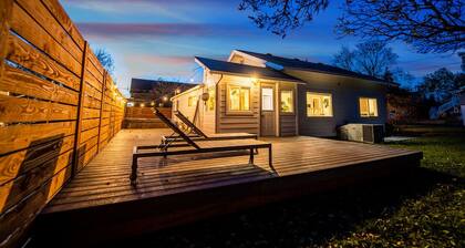 Jungalow Bungalow w/hot tub right across from WWU, close to downtown and shops!