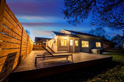 Jungalow Bungalow w/hot tub right across from WWU, close to downtown and shops!