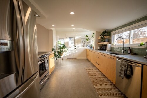 Jungalow Bungalow w/hot tub right across from WWU, close to downtown and shops!