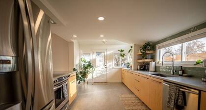 Jungalow Bungalow w/hot tub right across from WWU, close to downtown and shops!