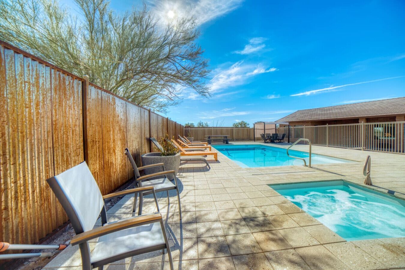 Een buitenzwembad en een verwarmd zwembad