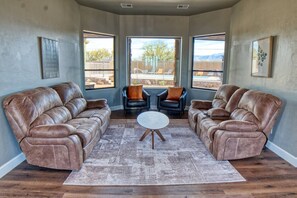 Smart TV, foosball, books, stereo - Event Ready Spacious Tucson Villa w/ Private Pool (Tucson)