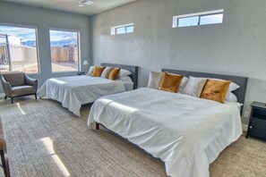 6 bedrooms, desk, iron/ironing board, travel crib - Event Ready Spacious Tucson Villa w/ Private Pool (Tucson)