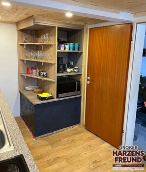 Réfrigérateur, micro-ondes, four, plaque de cuisson