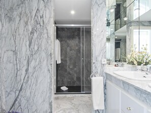 Shower, hair dryer, towels - Apartment in Playas del Duque for 6 people| Casa Sevilla 216 (Puerto Banús - Marbella)