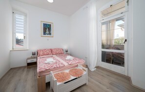 2 bedrooms, travel cot, free WiFi, bed sheets - Cozy apartment in Pula with kitchen (Pula)