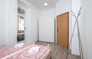 2 habitaciones, cuna de viaje, wifi gratis y ropa de cama