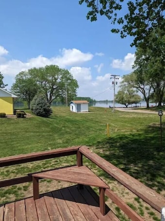 Property grounds. Oquawka Cottage With River View