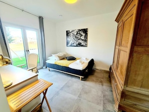 5 bedrooms, iron/ironing board, free WiFi
