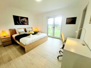 5 bedrooms, iron/ironing board, free WiFi