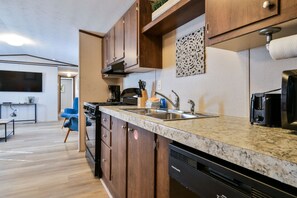 Frigorífico, microondas, horno y placa de cocina