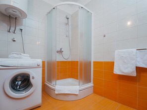 Dusche, Haartrockner, Handtücher