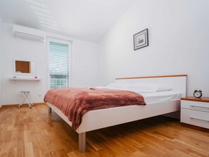 2 makuuhuonetta, silitysrauta/-lauta, ilmainen Wi-Fi, vuodevaatteet