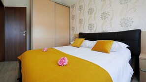 1 slaapkamer, een strijkplank/strijkijzer, gratis wifi, beddengoed