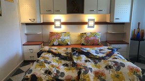 1 dormitori, planxa i posts de planxar i un bressol de viatge