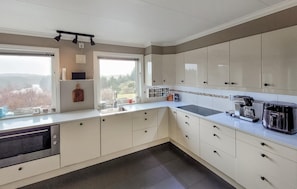 Geladeira, micro-ondas, fogão, cooktop