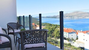 Terrace/patio - Luxury 4 star apartment Anniken with shared pool and amazing sea-view (Okrug Gornji)