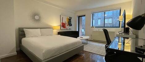 Työpöytä, silitysrauta/-lauta, Wi-Fi, vuodevaatteet