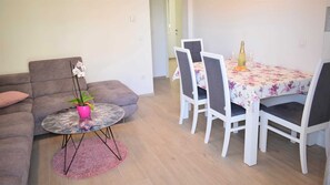 Dining - Modern apartment Summer Joy near the beach (Okrug Gornji)