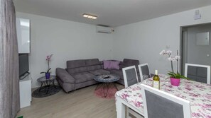 TV - Modern apartment Summer Joy near the beach (Okrug Gornji)