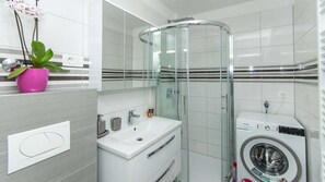 Douche, sèche-cheveux, serviettes fournies
