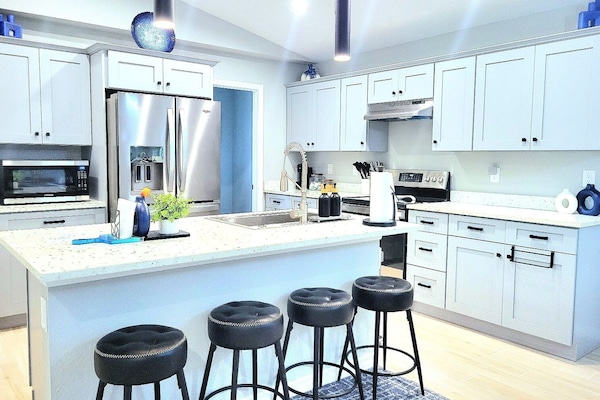 Frigorífic, microones, forn i placa de cuina