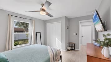 3 bedrooms, desk, iron/ironing board, travel crib