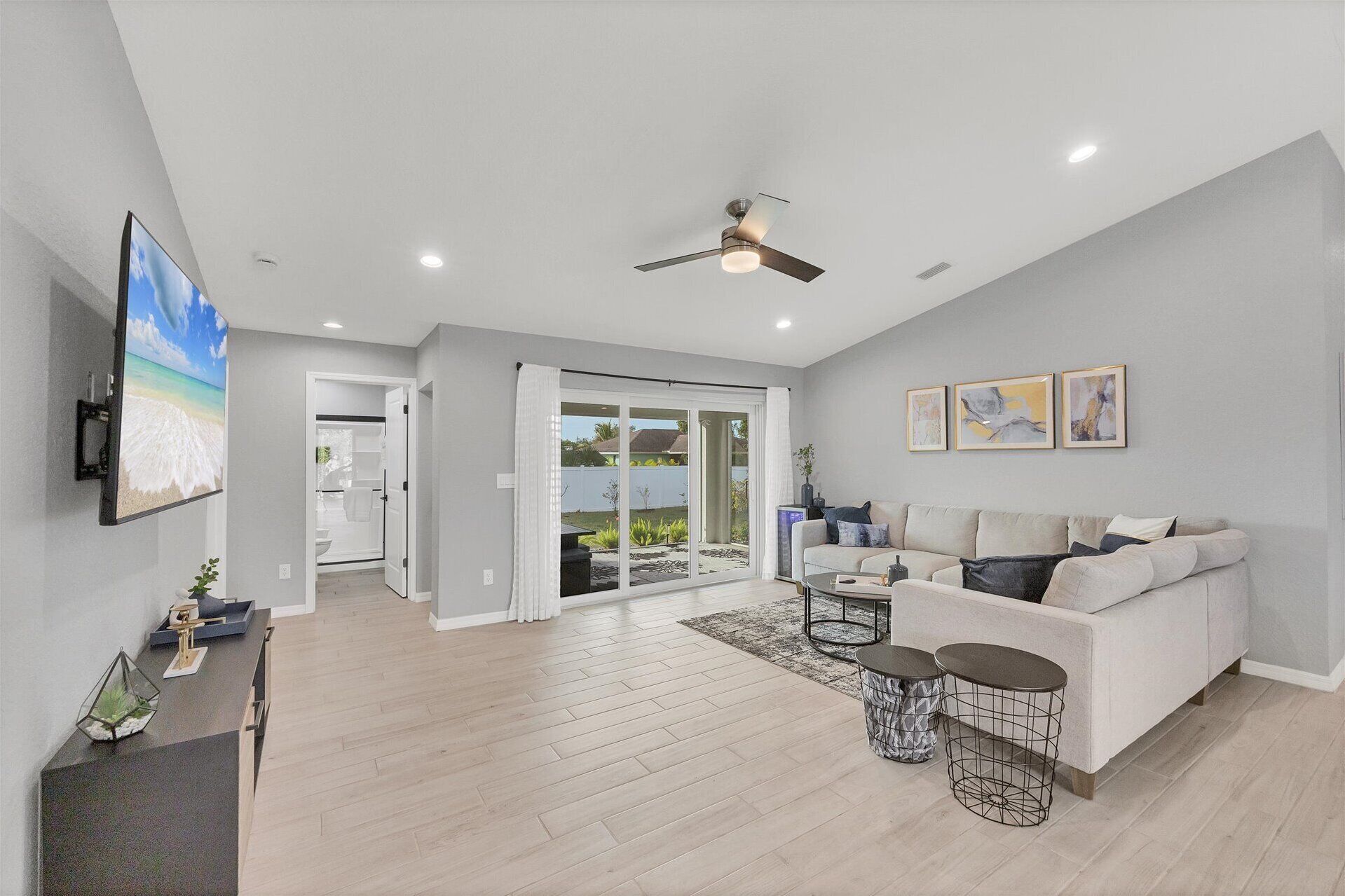 スマートテレビ、書庫、PC モニター