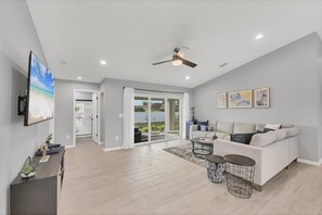 Älytelevisio, kirjoja, tietokoneen näyttö