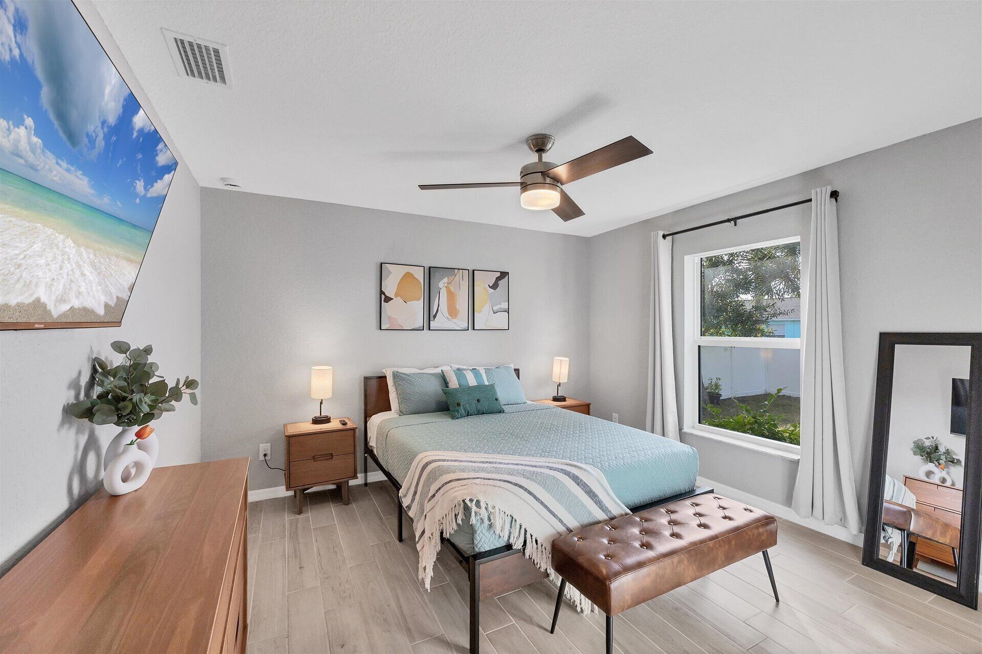 3 室のベッドルーム、デスク、アイロン / アイロン台、旅行用ベビーベッド