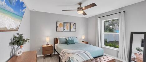 3 slaapkamers, een bureau, een strijkplank/strijkijzer, reisbedje