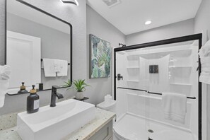 Dusche, Haartrockner, Handtücher, Seife