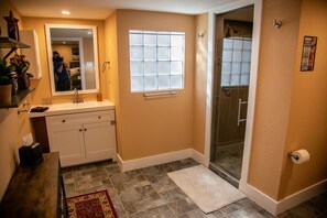 Shower, towels - Cowtown Outpost-Less than 4 minutes to StockYards-Sleeps 8, TCU close by (Fort Worth)