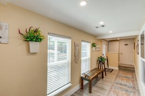 Interior - Cowtown Outpost-Less than 4 minutes to StockYards-Sleeps 8, TCU close by (Fort Worth)