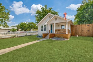 Exterior - Cowtown Outpost-Less than 4 minutes to StockYards-Sleeps 8, TCU close by (Fort Worth)