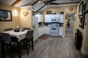 Refrigerador, microondas, horno, placa de cocina