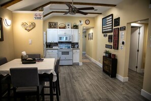 Dining - Cowtown Outpost-Less than 4 minutes to StockYards-Sleeps 8, TCU close by (Fort Worth)