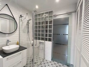 Dusche, Haartrockner, Handtücher, Seife