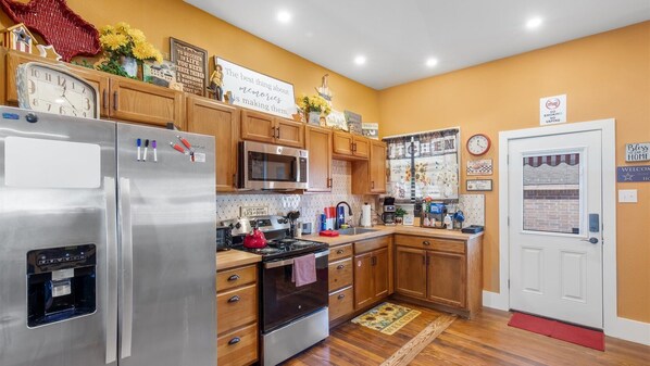 Frigorífico, microondas, horno y placa de cocina