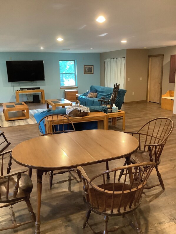 Smart TV, reproductor de DVD, futbolito y estéreo 