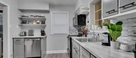 Kühlschrank, Mikrowelle, Ofen, Herdplatte