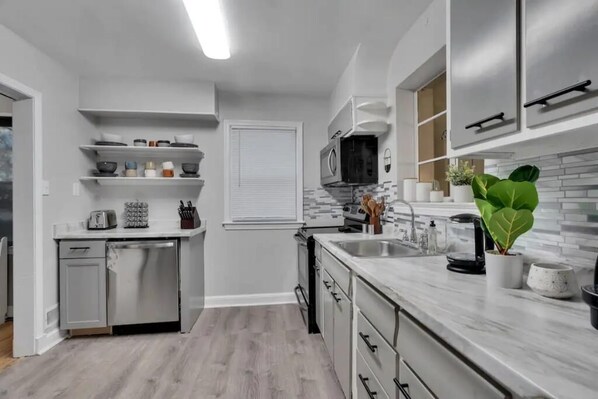 Kjøleskap, mikrobølgeovn, ovn og kokeplater