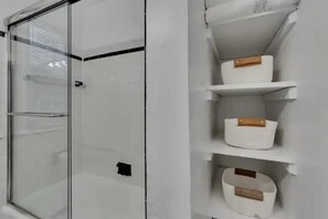 Sèche-cheveux, serviettes fournies, savon, shampoing