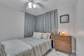 3 habitaciones, escritorio y tabla de planchar con plancha